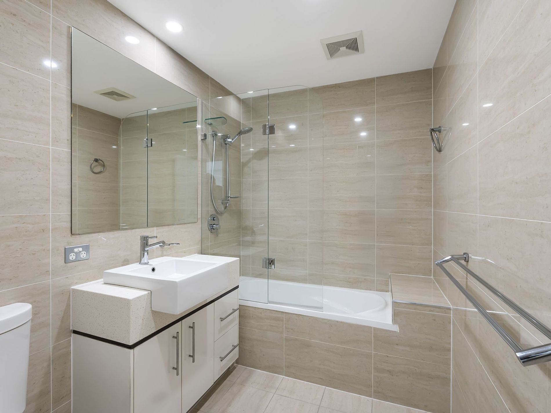 2 / 12 Kings Road, Taringa