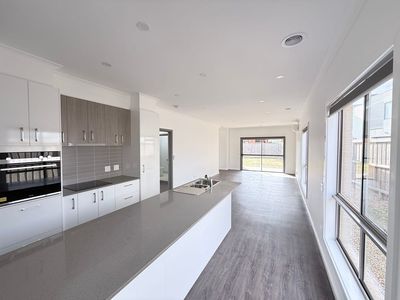 85 Plane Avenue, Mambourin