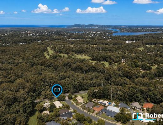 Spacious Family Living Opposite Tewantin Golf Course image 27