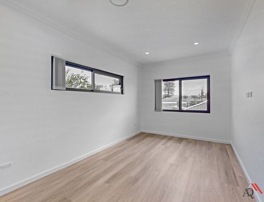 99 DENNISTOUN AVENUE, Guildford West