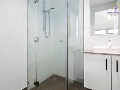 3 / 12 La Rochelle Boulevard, Point Cook