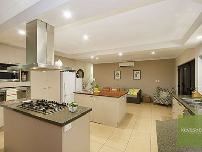 12 Knox Court, Mount Louisa