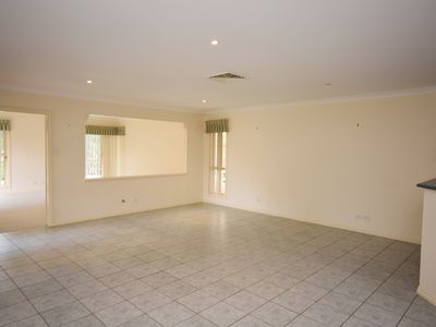 16 Hillcrest Place, Dubbo