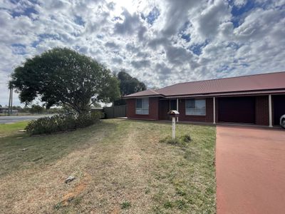 1 / 93 Twickenham Drive, Dubbo