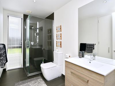 102 Hills Road, Edgeware