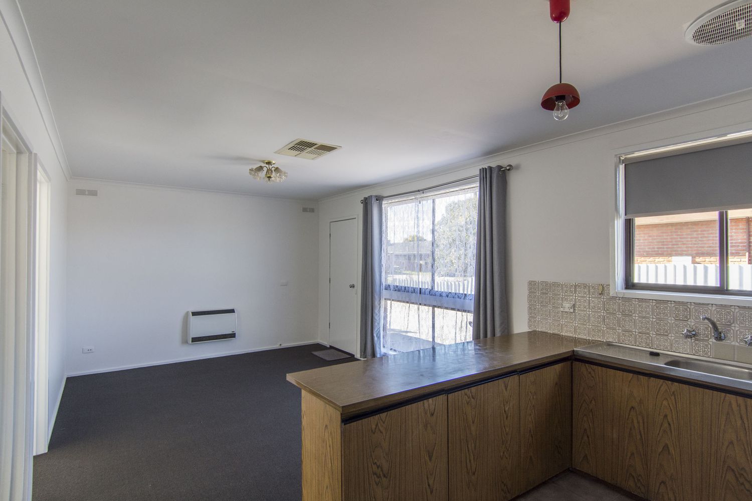 1 / 15 Schwarz Avenue, Horsham
