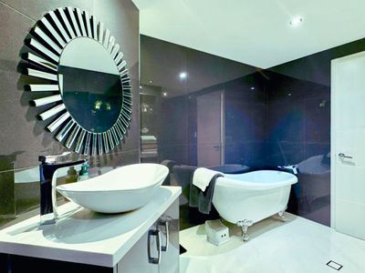 327 / 2-4 View Avenue, Surfers Paradise