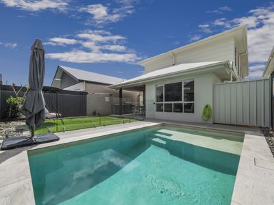 5 Lord Howe Circuit, Banya