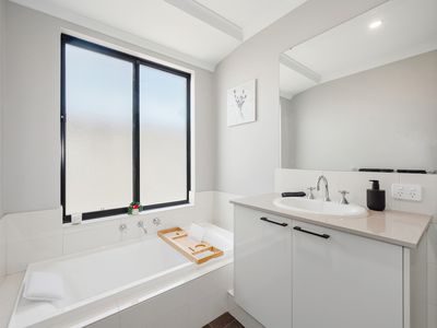 26 Gossan Chase, Piara Waters