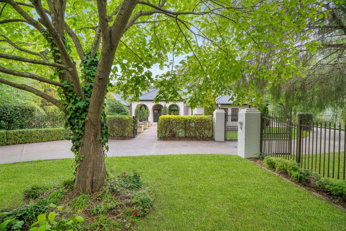 Contemporary Grandeur in a Landmark Burradoo Setting