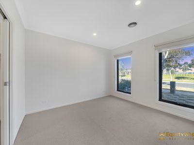 24 Crestfield Way, Wyndham Vale