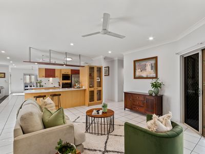 8 Crestbrook Drive, Mount Louisa