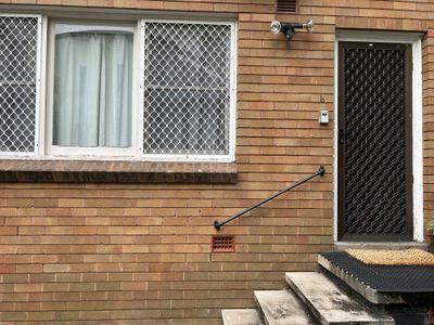6 / 4 Mosbri Crescent, The Hill