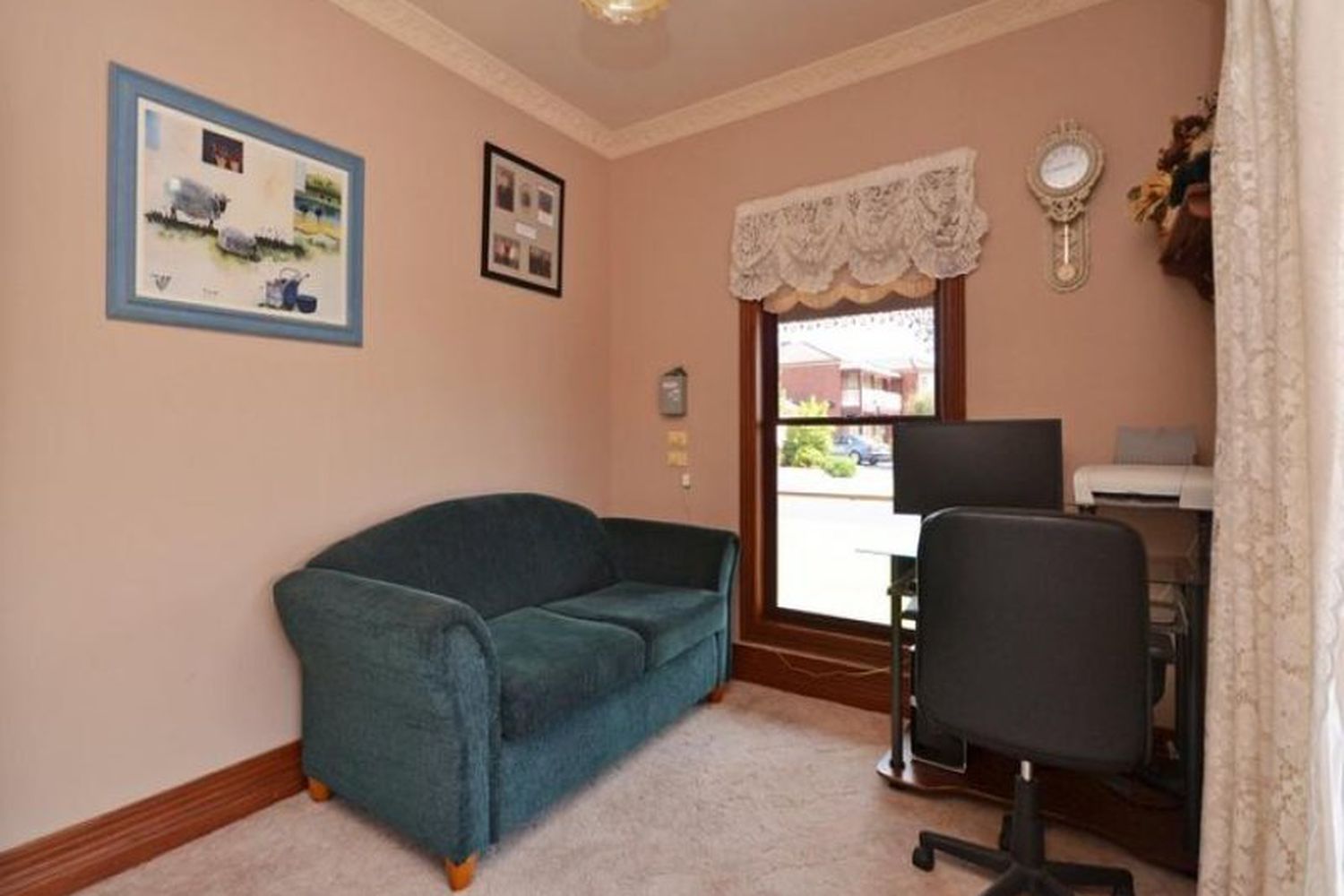 135 Barnes Boulevard, Horsham