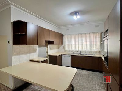 22 Lake Street, Avondale Heights