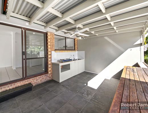 Bright and Breezy 3 Bed Home with Fruit image 10