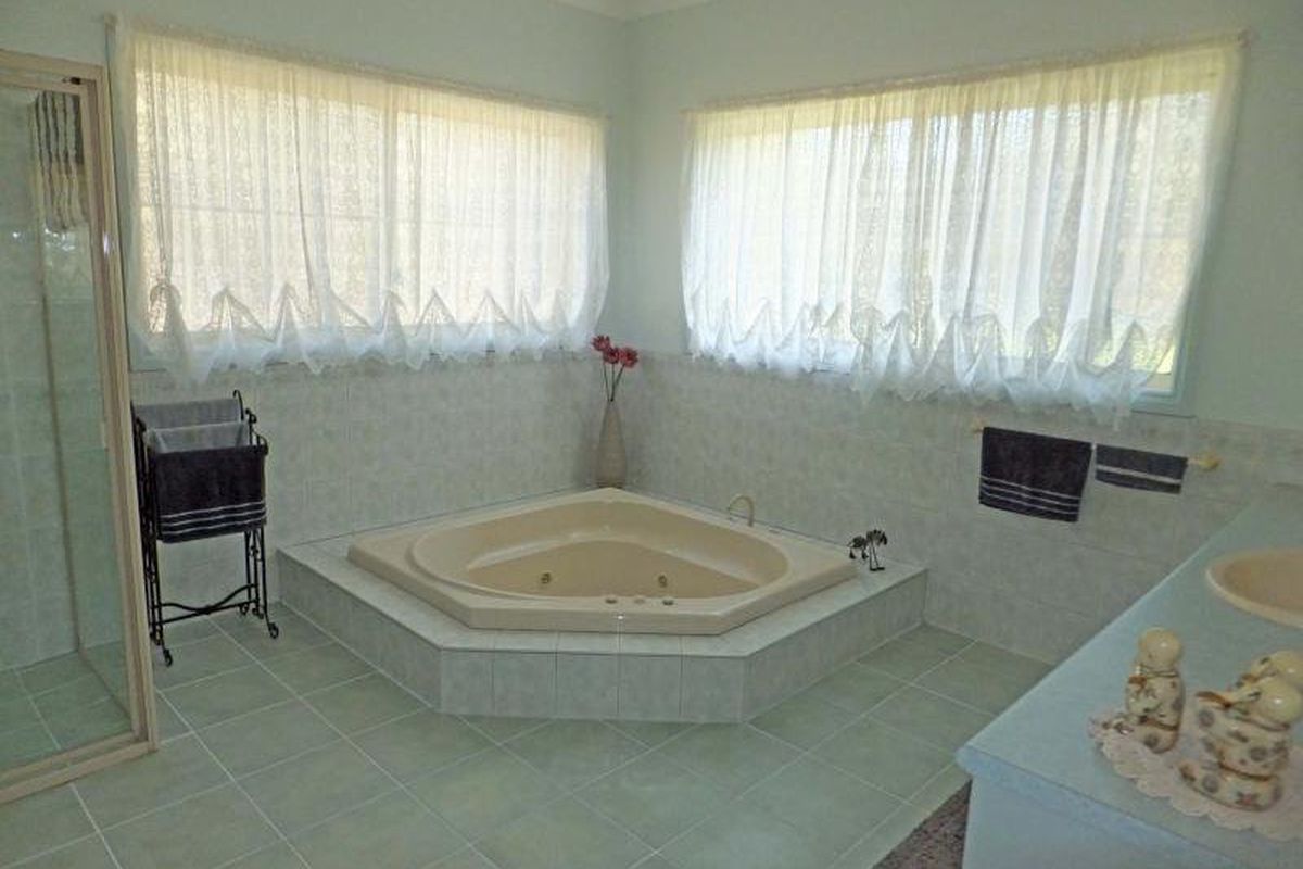 100 The Avenue , Kyabram