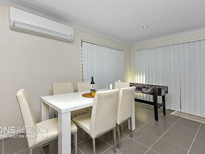 2 Nepal Court, Springfield Lakes