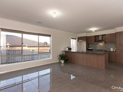 8 Devlin Place, Cranbourne North