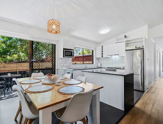 Old Tewantin Tropical Oasis      *** UNFURNISHED *** image 6