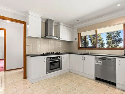 4 Hillsmeade Drive, Narre Warren South