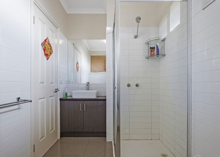 2 / 5 Risdon Drive, Notting Hill