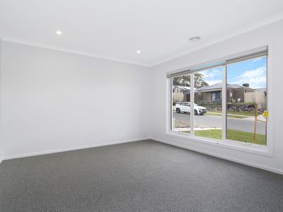 34 DARTNELL CRESCENT, Wodonga