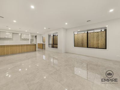 34 Guling , Clyde North