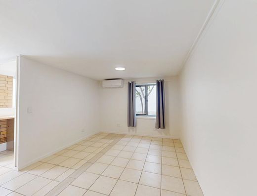 Refurbished Myles St Family Home image 9