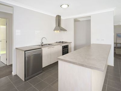 10 APRIL CRESCENT, Bridgeman Downs