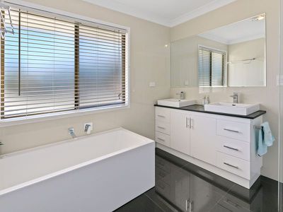 12 Belmore Drive, Rochedale South