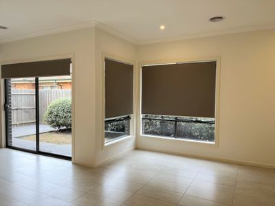 2 / 3 Balding Avenue, Werribee