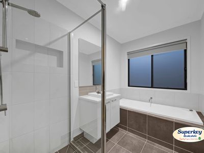 32 Chromite Circuit, Weir Views