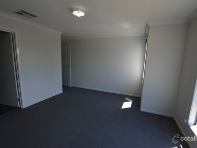 33 Burford Way, Cranbourne North