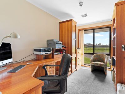 10 Veterans Row, Westbury