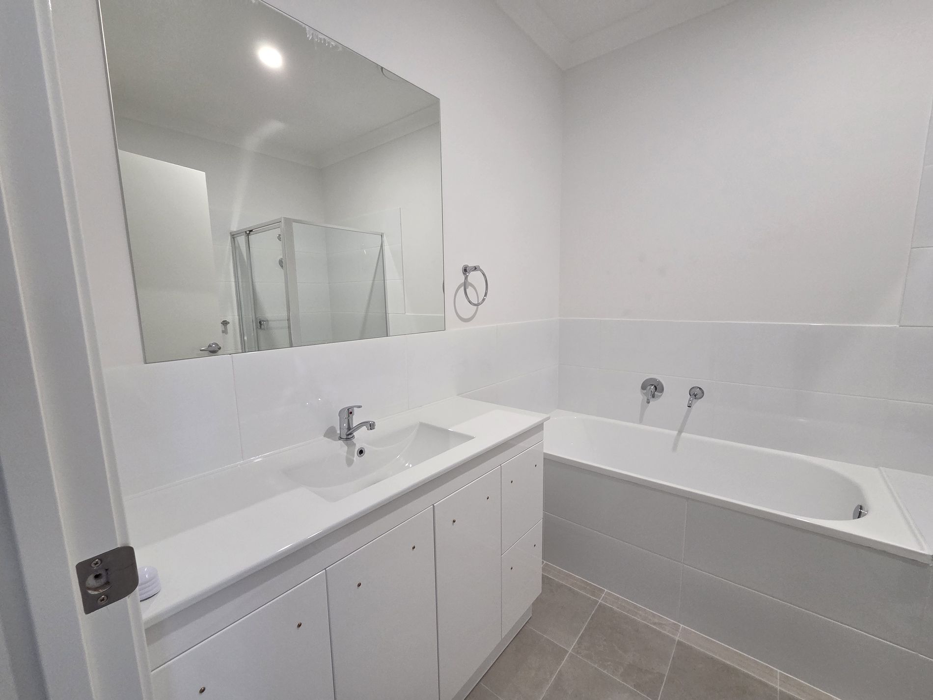 2/243 Settlers Boulevard, Chisholm