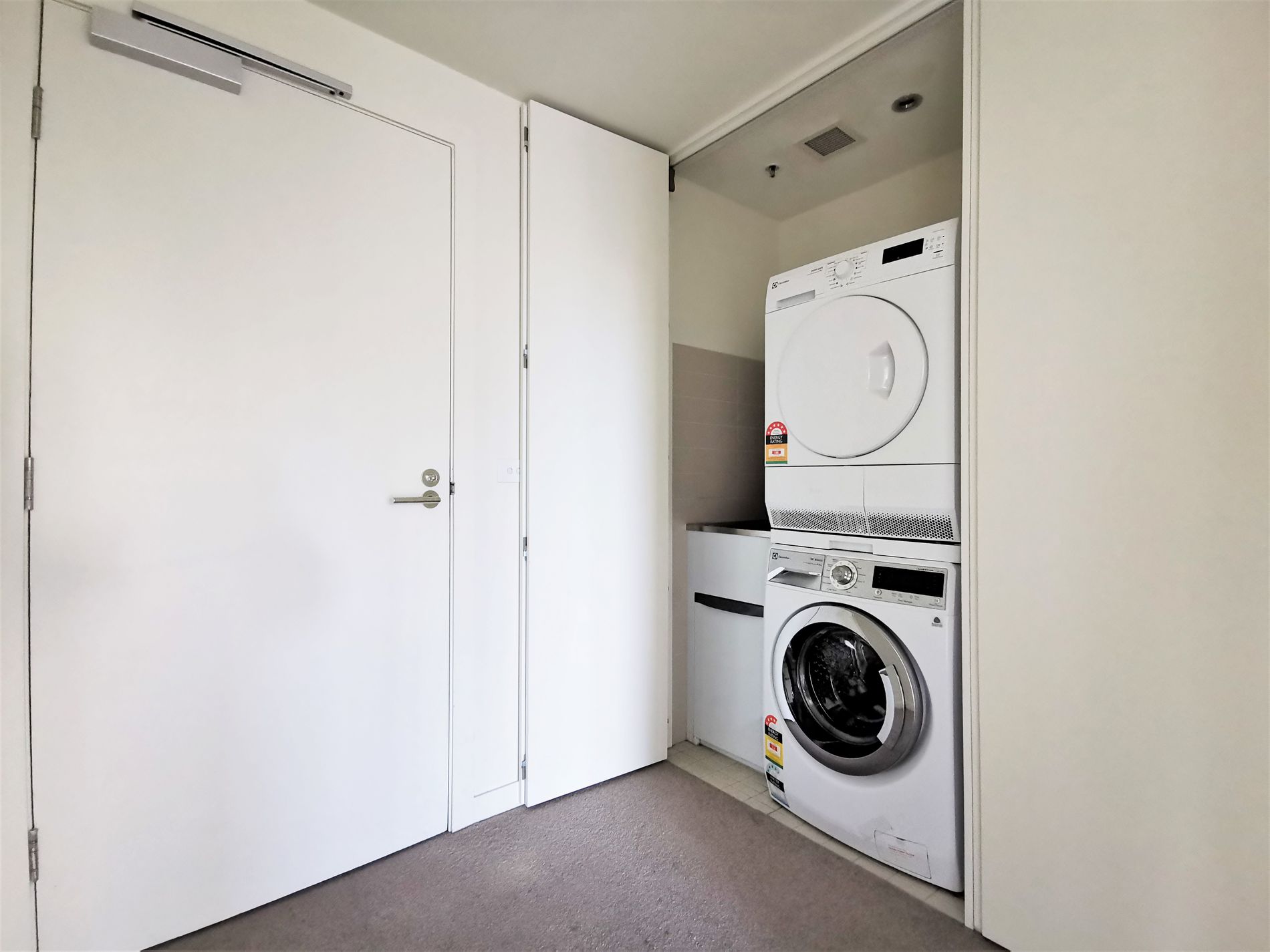 906 / 9 Waterside Place, Docklands