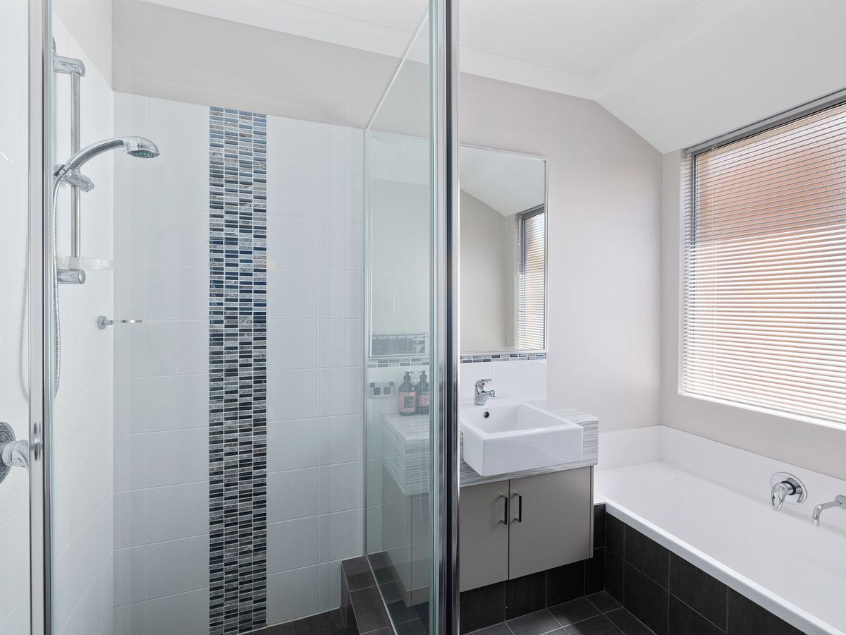 7 / 22 Whittaker Turn, Piara Waters