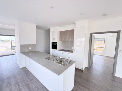 85 Plane Avenue, Mambourin