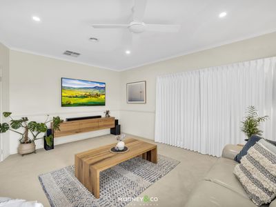 8 Lochgreen View, Cranbourne