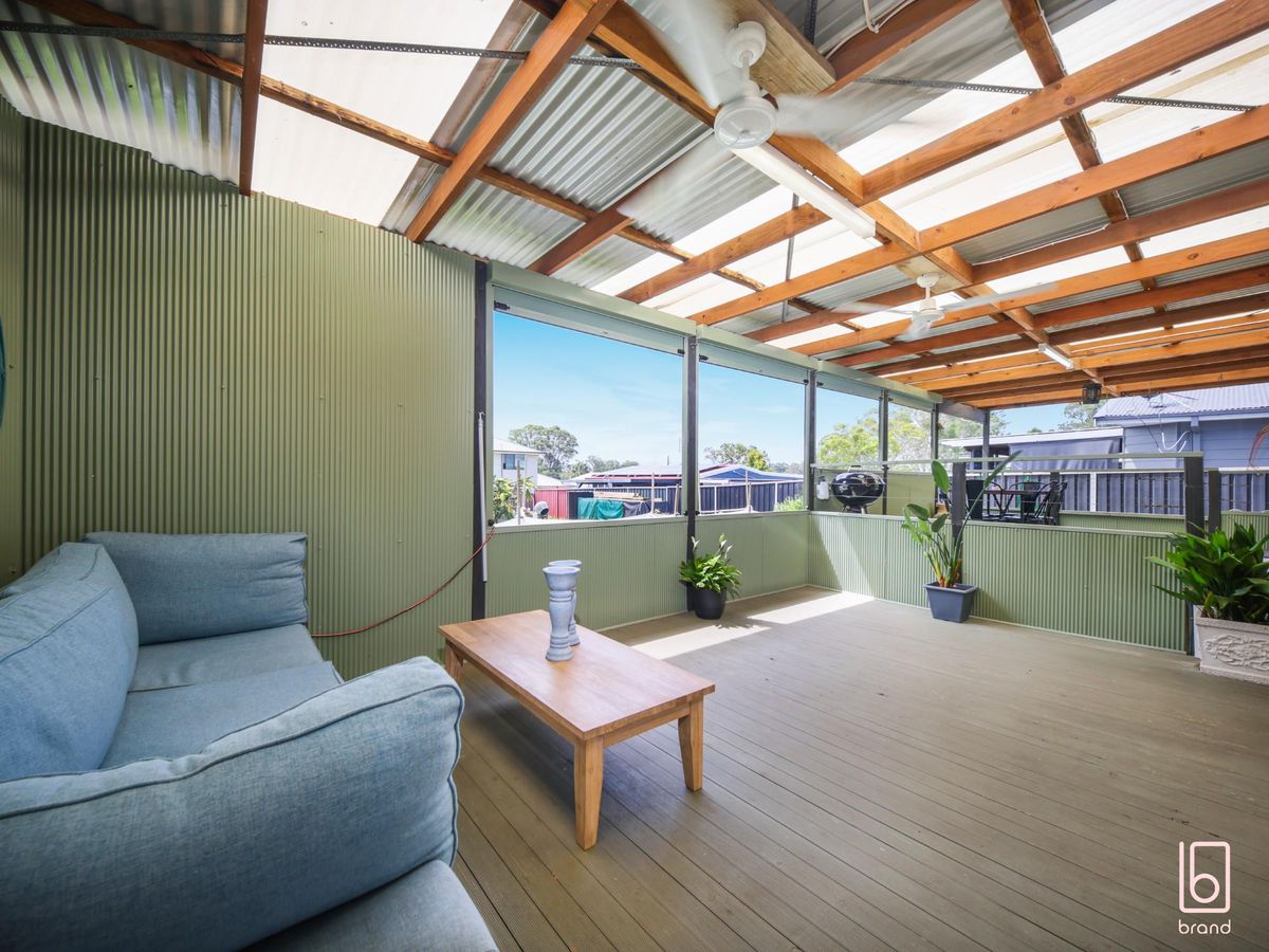 20 Campbell Parade, Mannering Park