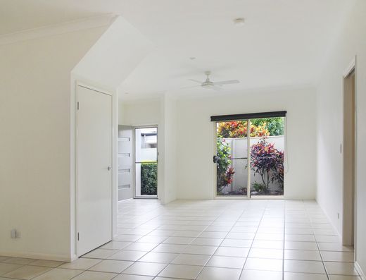 Tewantin Townhouse Close to All Amenities image 5