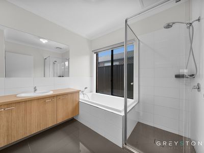 12 Patera Grove, Fraser Rise