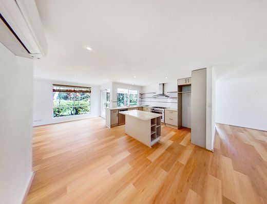 3 Bedroom home with established garden and solar power image 5