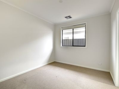 8 Johnstone Court, Evanston Gardens