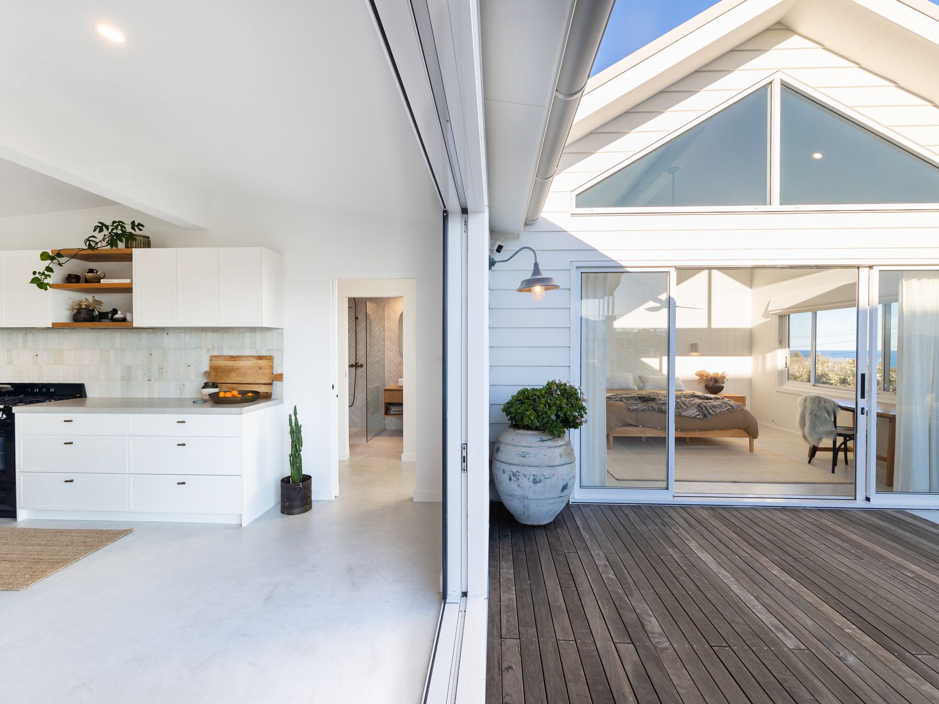 40 Sunset Strip, Manyana