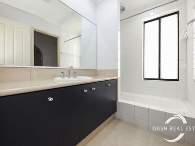 24 Taylor Way, Hillarys