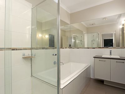 4 Embleton Avenue, Tarneit