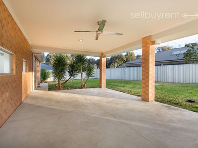 6 CADDY COURT, Wodonga