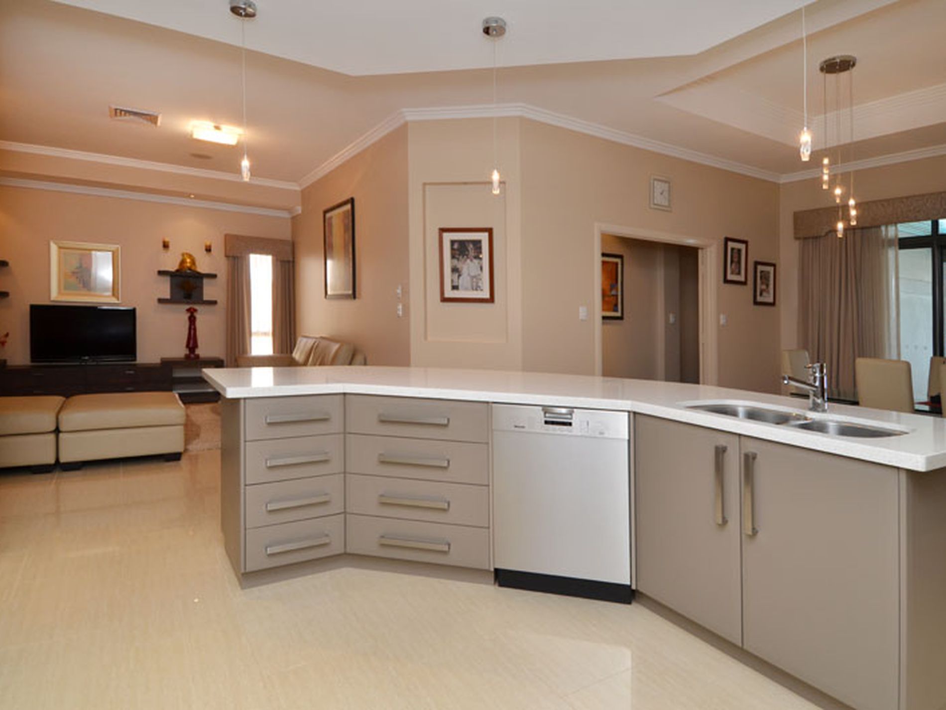 5 Buchanan Court, Somerville